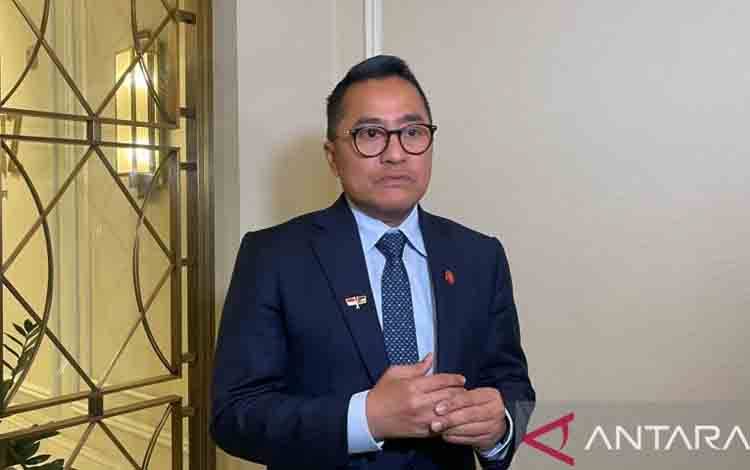 Deputi Bidang Protokol, Pers, dan Media Sekretariat Presiden, Yusuf Permana memberikan keterangan di Amman, Yordania, Minggu (13/4/2025) malam. ANTARA/Aria Cindyara