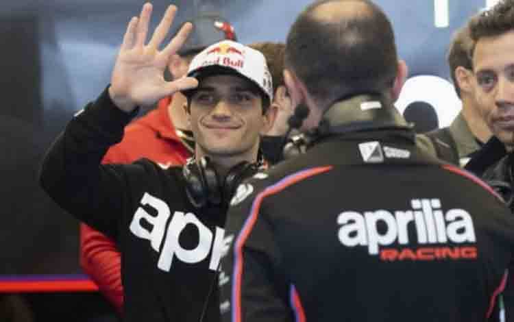 Jorge Martin dari Spanyol dan Aprilia Racing menyapa para penggemar di dalam kotak selama MotoGP AS - Latihan Bebas pada 28 Maret 2025 di Austin, Texas. (ANTARA/Getty Images/AFP/Mirco Lazzari)