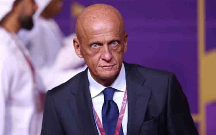 Ketua Komite Wasit FIFA Pierluigi Collina tiba untuk menghadiri acara drawing Piala Dunia 2022, di Doha Exhibition & Convention Center, Doha, Qatar, Jumat (1/4/2022). ANTARA FOTO/Reuters-Carl Recine/hp.