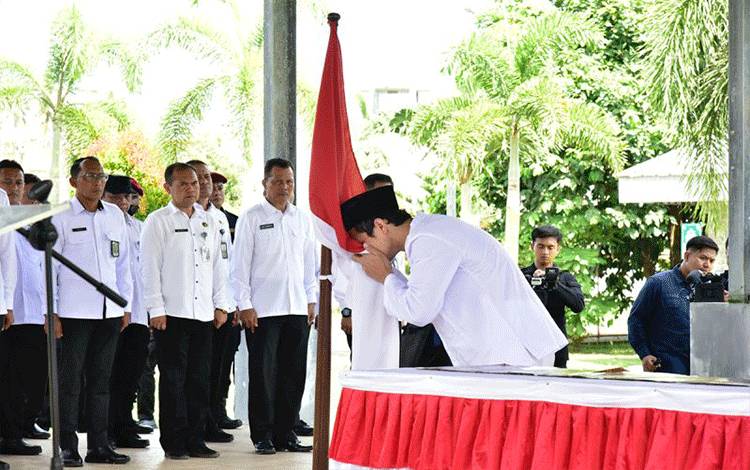 Salah seorang dari lima napiter yang mengucapkan ikrar setia kepada NKRI melakukan prosesi mencium bendera Merah Putih di Aula Lapas Kelas IIA Pasir Putih, Pulau Nusakambangan, Kabupaten Cilacap, Jawa Tengah, Selasa (15/4/2025). ANTARA/HO-BNPT