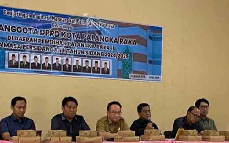 Ketua DPRD Palangka Raya, Subandi, beserta anggota lainnya saat reses di Kelurahan Palangka. (Foto: Humas DPRD Palangka Raya)