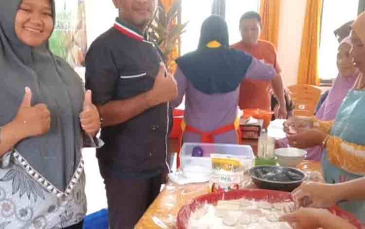 Aktivitas masyarakat Kelurahan Kereng Bangkirai membuat olahan ikan lokal. (FOTO: MARINI)