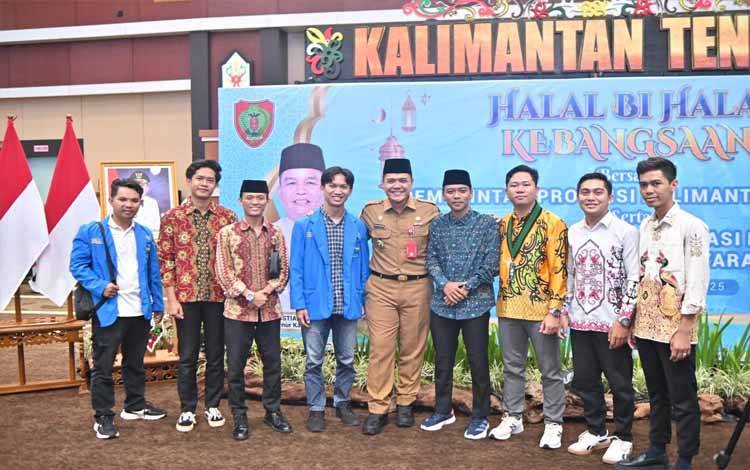 Plt. Kepala Dinas Pendidikan (Kadisdik) Provinsi Kalimantan Tengah, Muhammad Reza Prabowo Foto Bersama dengan organisasi mahasiswa. (FOTO:IST)