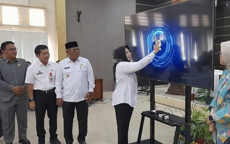 Bupati Kobar Hj Nurhidayah saat meluncurkan Aplikasi E-Sakip. (FOTO: IST)