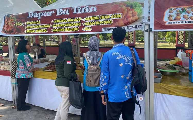 Sejumlah warga saat menikmati kuliner di Sampit, beberapa waktu lalu. (FOTO ; IST)