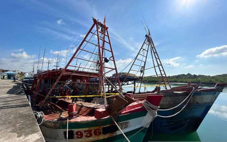 Dua kapal ikan asing berbendera Vietnam ditangkap oleh KKP dan Bakamla RI, diduga melakukan penangkapan ikan ilegal menggunakan alat tangkap terlarang di Laut Natuna Utara, Jumat (18/4/2025). (ANTARA/Laily Rahmawaty)