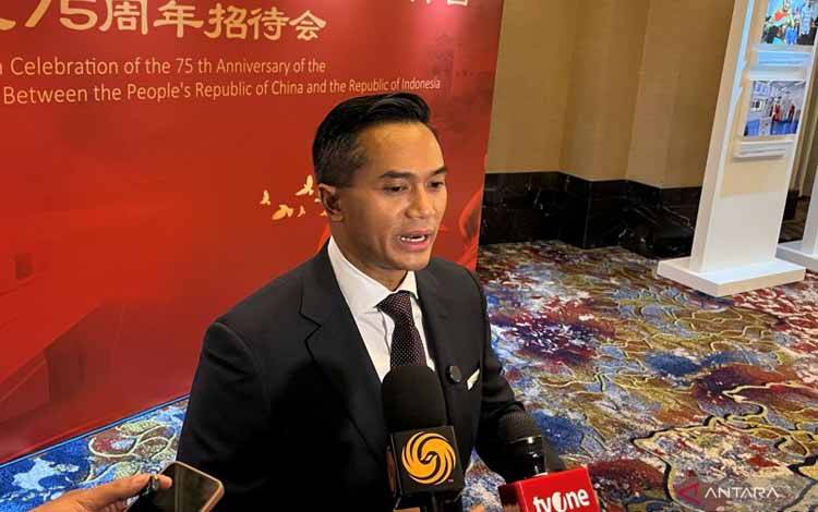 Ketua Umum Kamar Dagang dan Industri (Kadin) Indonesia Anindya Novyan Bakrie ditemui usai mengikuti agenda peringatan 75 tahun hubungan diplomatik Indonesia-China yang diselenggarakan Kedutaan Besar China di Jakarta, Kamis malam (17/4/2025). (ANTARA/Nabil Ihsan)
