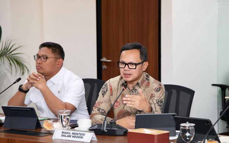 Wamendagri Bima Arya Sugiarto dalam lanjutan Sosialisasi Satuan Tugas Koperasi Desa/Kelurahan Merah Putih di Kantor Kemenko Bidang Pangan, Jakarta, Kamis (17/4/2025). ANTARA/HO-Puspen Kementerian Dalam Negeri