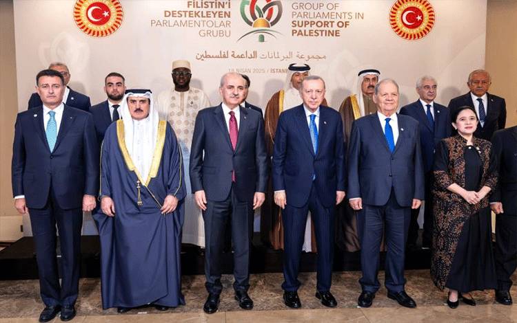 Ketua DPR RI Puan Maharani (baris depan, kanan) dan Presiden Turki Recep Tayyip Erdogan (baris depan, ketiga kanan) saat pembukaan forum The Group of Parliaments in Support of Palestine di Istanbul, Turki, Jumat (18/4/2025). (ANTARA/HO-DPR RI)