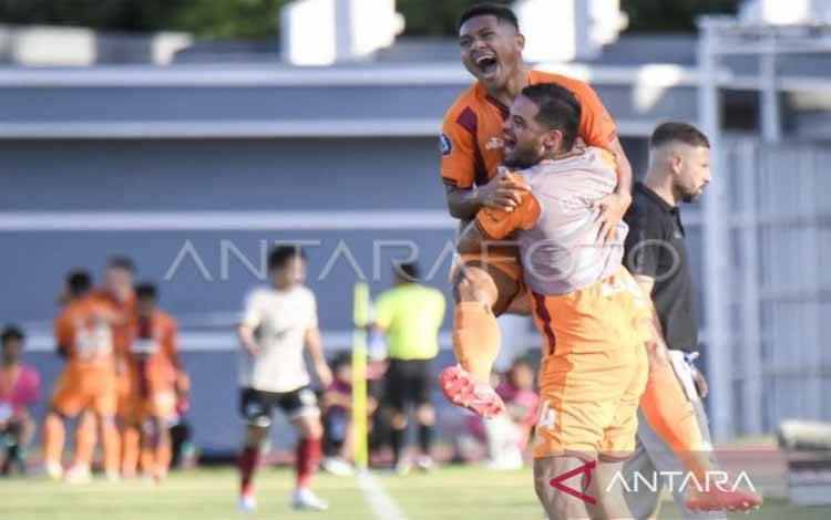 Pesepak bola Borneo FC Samarinda Muhammad Fajar Fathurrahman (kiri) bersama rekannya Diego Robbie Michels (kanan) berselebrasi saat timnya unggul sementara atas PSM Makassar dalam pertandingan Liga 1 2024/2025 di Stadion Segiri, Samarinda, Kalimantan Timur, Jumat (18/4/2025). (ANTARA FOTO/M Risyal Hidayat/foc.)