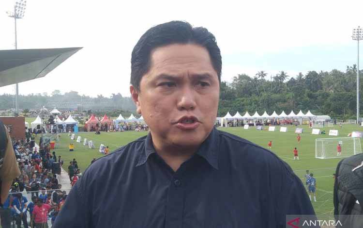 Ketua Umum PSSI Erick Thohir diwawancarai wartawan di sela pembukaan turnamen Bali 7s di Bali United Training Center, Kabupaten Gianyar, Bali, Jumat (18/4/2025). ANTARA/Dewa Ketut Sudiarta Wiguna