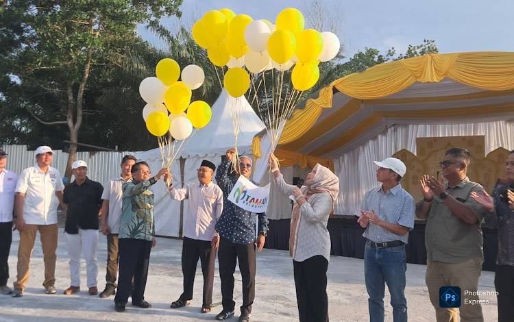 Bupati Kobar Nurhidayah saat meresmikan Taman Kolaborasi yang berlokasi di Jalan Iskandar, Kecamatan Arsel, Sabtu, 19 April 2025