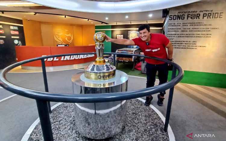 Pelatih Madura United Alfredo Vera memegang trofi juara Liga 2 milik Persebaya di kantor Persebaya Surabaya, Sabtu (19/4/2025). ANTARA/Naufal Ammar Imaduddin
