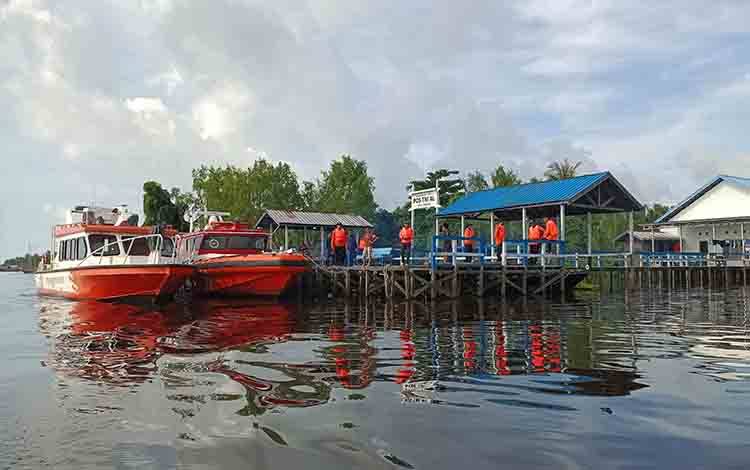 Dua unit armada SAR dari Bbasarnas dan BPBD Seruyan saat persiapan kembali melakukan pencarian terhadap korban tenggelam, Minggu, 20 April 2025. pagi. (Foto:? Fahrul)