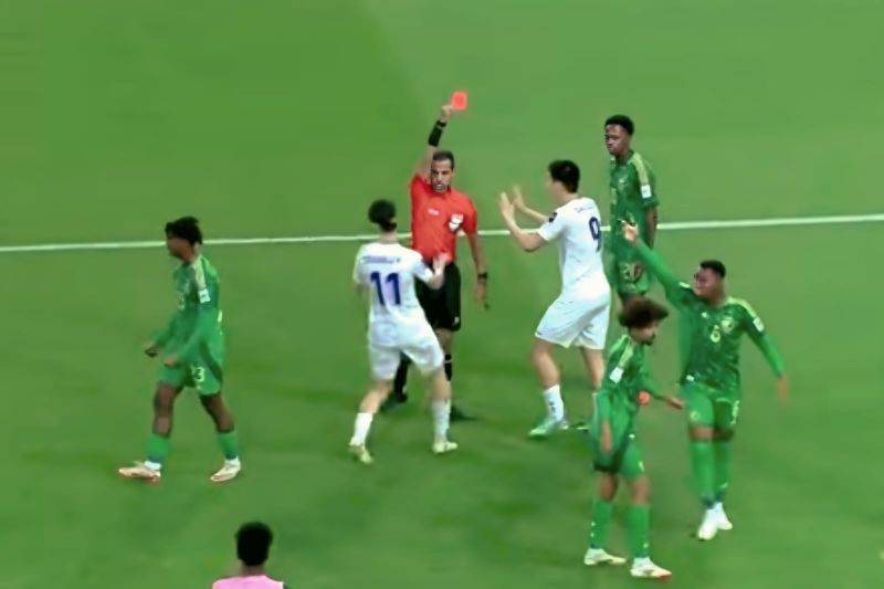 Tangkapan layar pemain Timnas Uzbekistan U-17 bernomor punggung 9, Nurbek Sansernbaev, mendapatkan kartu merah usai menendang pemain bertahan Arab Saudi U-17 Adel Hibah, dalam pertandingan final Piala Asia U-17 Arab Saudi 2025, di Stadion King Fahd Sports City, Taif, Minggu malam WIB. ANTARA/YouTube/Donny Aditra
