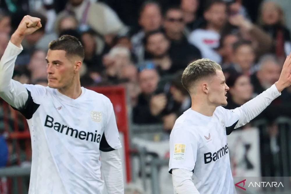 Penyerang Bayer Leverkusen Patrik Schick (kiri) merayakan keberhasilannya mencetak gol bersama gelandang Florian Wirtz (kanan) pada pertandingan Liga Jerman kontra St. Pauli di Stadion Millerntor, Hamburg, Minggu (20/4/2025). (ANTARA/AFP/FRANK MOLTER)