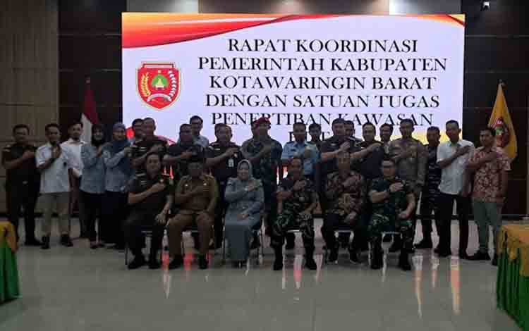 Dansatgas Garuda Mayjen TNI Yusman Madayun bersama Bupati Kobar Nurhidayah Wakil Bupati Suyanto dan forkopimda lainnya usai rakor bersama Satgas PKH di Aula Sangga Banua, Kantor Bupati Kobar, Senin, 21 April 2025.