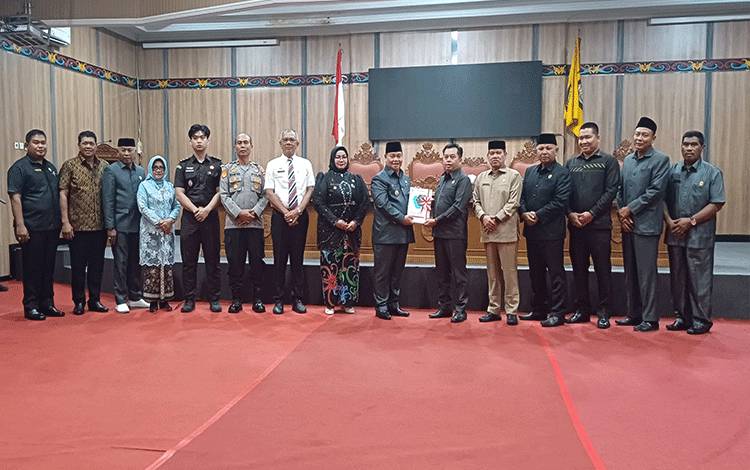 Bupati Kotawaringin Timur Halikinnor menyerahkan rancangan awal RPJMD 2025-2029 ke Pimpinan DPRD setempat, Senin, 21 April 2025. (FOTO: DEWIP)