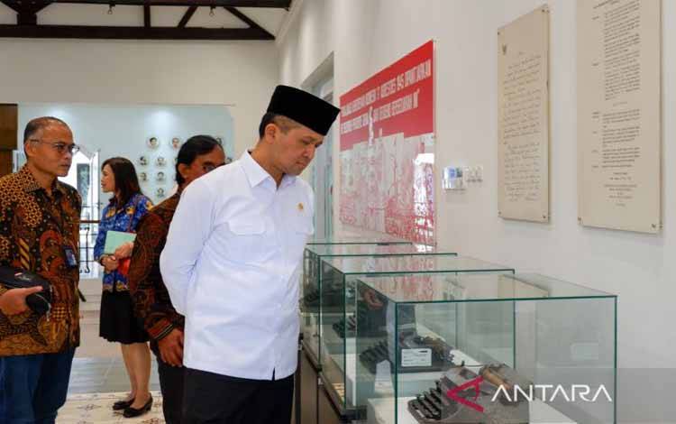 Menteri Transmigrasi M. Iftitah Sulaiman Suryanagara (kanan) melihat mesin tik peninggalan para pendiri LKBN ANTARA dengan didampingi oleh Direktur Pemberitaan ANTARA Irfan Junaidi (kiri) saat mengunjungi ANTARA Heritage Center, Jakarta, Senin (21/4/2025). ANTARA/Uyu Septiyati Liman
