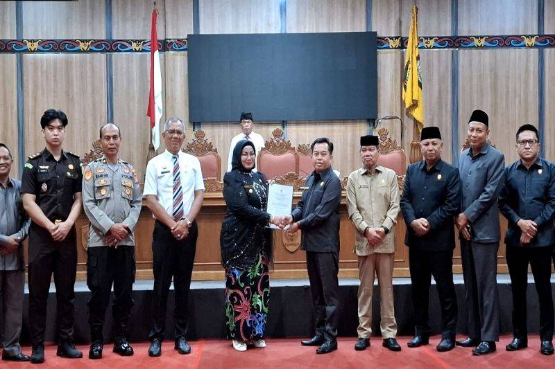 Ketua DPRD Kotim Rimbun menyerahkan rekomendasi DPRD Kotim terhadap LKPJ Bupati Kotim 2024 kepada Wakil Bupati Kotim Irawati, Senin (21/4/2025). (ANTARA/HO.)