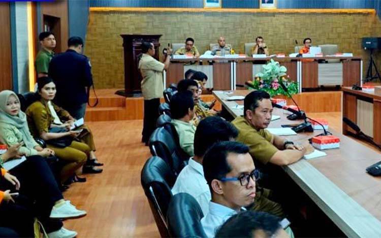 Pemkab Barito Utara menggelar rapat koordinasi (rakor) terkait penanganan dampak banjir yang melanda sejumlah wilayah di Barito Utara, di Aula Setda Lantai I. (Foto: Dhani)