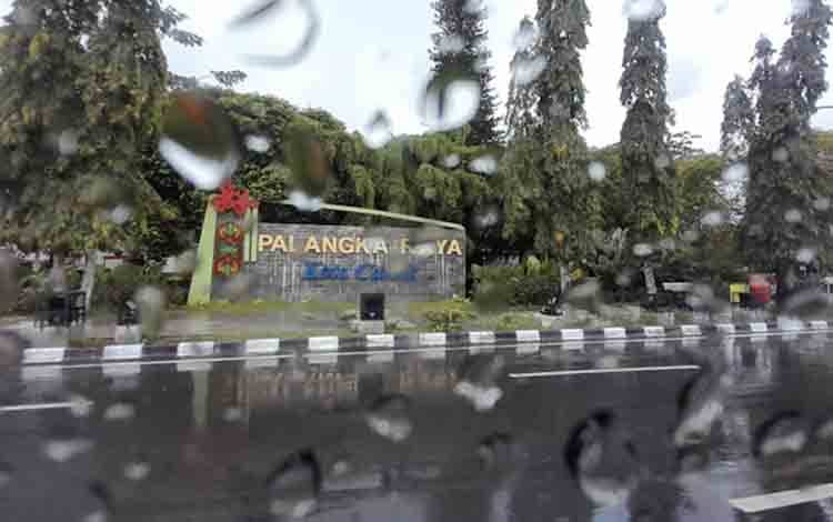 Kota Palangka Raya saat turun hujan. (FOTO: MARINI)