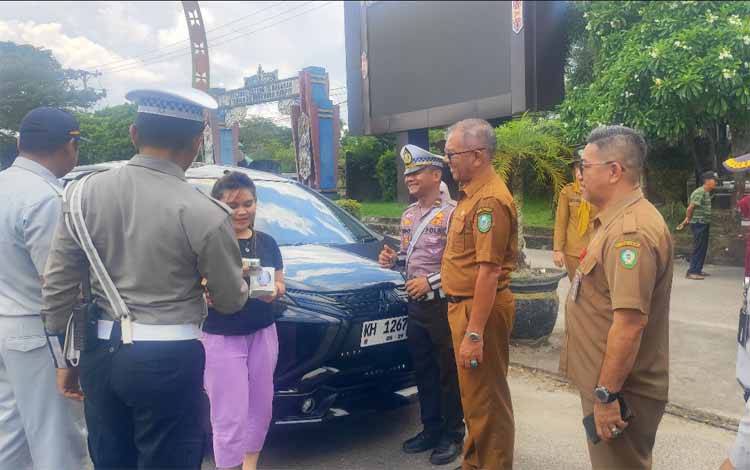 Pemkab Kotim sosialisasi opsen PKB dan BBNKB kepada masyarakat yang melintas di depan Stadion 29 Nopember Sampit, Selasa, 22 April 2025. (FOTO: Bapenda Kotim)