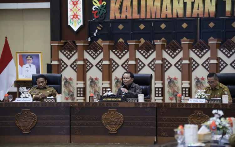 Gubernur Kalteng Agustiar Sabran (tengah) didampingi Wakil Gubernur Edy Pratowo (kiri) dan Plt Sekda Leonard S. Ampung. ANTARA/HO-Diskominfosantik Kalteng