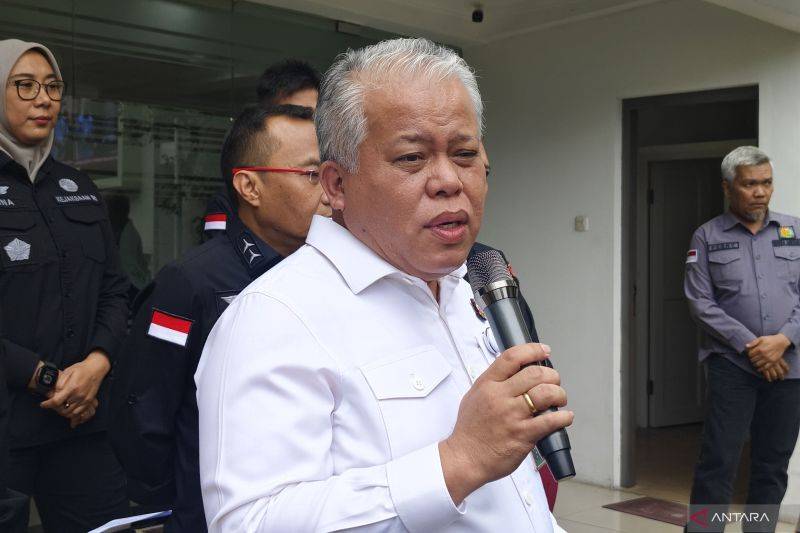 Kepala Pusat Penerangan Hukum (Kapuspenkum) Kejagung Harli Siregar berbicara dengan awak media di Gedung Kejaksaan Agung, Jakarta, Rabu (16/4/2025). ANTARA/Nadia Putri Rahmani.