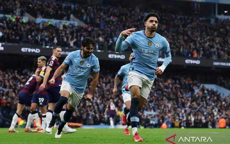 Arsip foto - Pesepak bola Manchester City Omar Marmoush berselebrasi usai mencetak gol ke gawang Newcastle United pada pertandingan lanjutan Liga Inggris di stadion Etihad, Manchester, Inggris, Sabtu (15/2/2025). ANTARA FOTO/Reuters/Lee Smith/nz