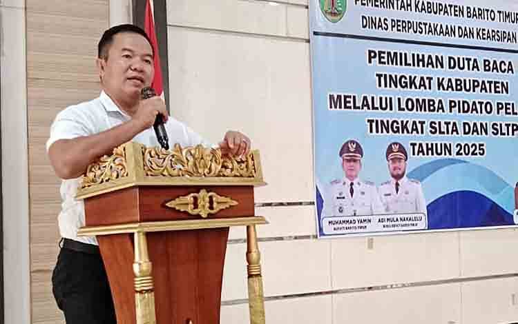 Plt Kepala Dinas Perpustakaan dan Kearsipan, Ari Panan P Lelu, saat membuka Pemilihan Duta Baca Kabupaten Barito Timur 2025, Rabu, 23 April 2025. (FOTO: MMC BARTIM)