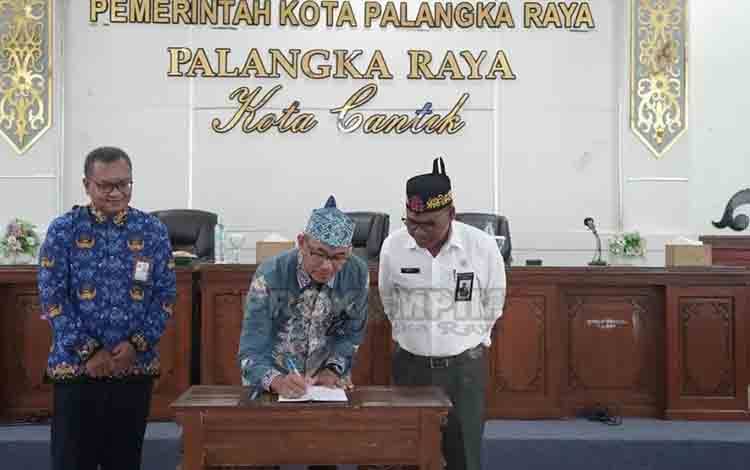 Pj Sekda Kota Palangka Raya, Arbert Tombak meneken MoU tentang program aman pangan dan pencegahan stunting. (FOTO: HUMAS)