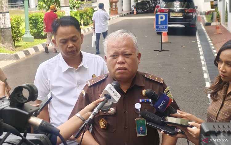 Kapuspenkum Kejaksaan Agung Harli Siregar berbicara dengan awak media di Gedung Kejaksaan Agung, Jakarta, Rabu (23/4/2025). (ANTARA/Nadia Putri Rahmani)