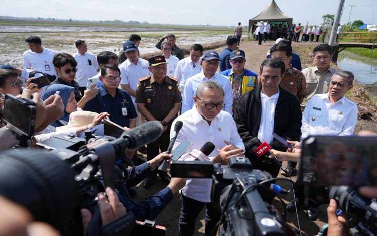 Menteri Koordinator bidang Pangan Zulkifli Hasan menjawab pertanyaan wartawan saat peluncuran Gerakan Indonesia Menanam di Kabupaten Banyuasin, Sumatera Selatan, Selasa (23/4/2025). (ANTARA/HO-Kemenko Pangan)
