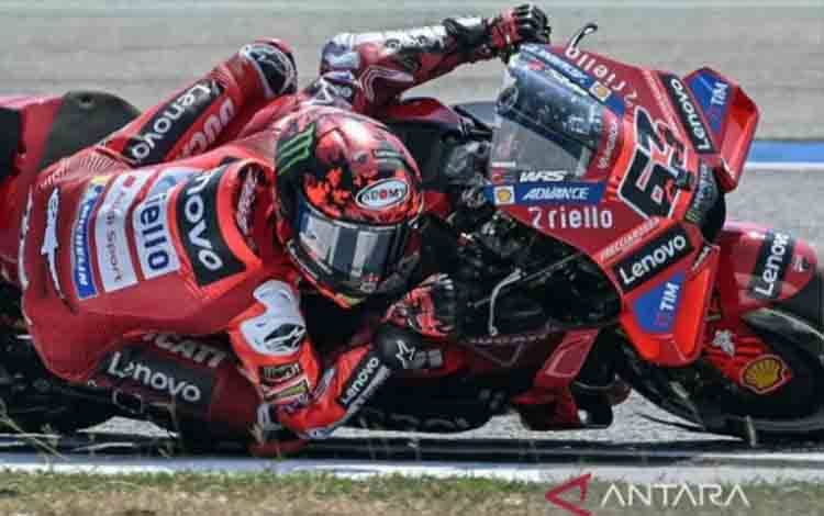 Pembalap Ducati Lenovo Italia Francesco Bagnaia berkendara saat sesi kualifikasi Grand Prix MotoGP Thailand di Sirkuit Internasional Buriram di Buriram pada 1 Maret 2025. ANTARA/AFP/Lillian Suwanrumpha/pri. (AFP/LILLIAN SUWANRUMPHA)
