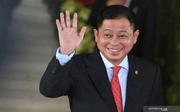 Menteri Kabinet Kerja 2014-2019 Ignasius Jonan menyapa wartawan saat menghadiri Pelantikan Presiden dan Wakil Presiden 2019 di Gedung Nusantara, kompleks Parlemen, Senayan, Jakarta, Minggu (20/10/2019). ANTARA FOTO/Muhammad Adimaja/hp. (ANTARA/MUHAMMAD ADIMAJA)