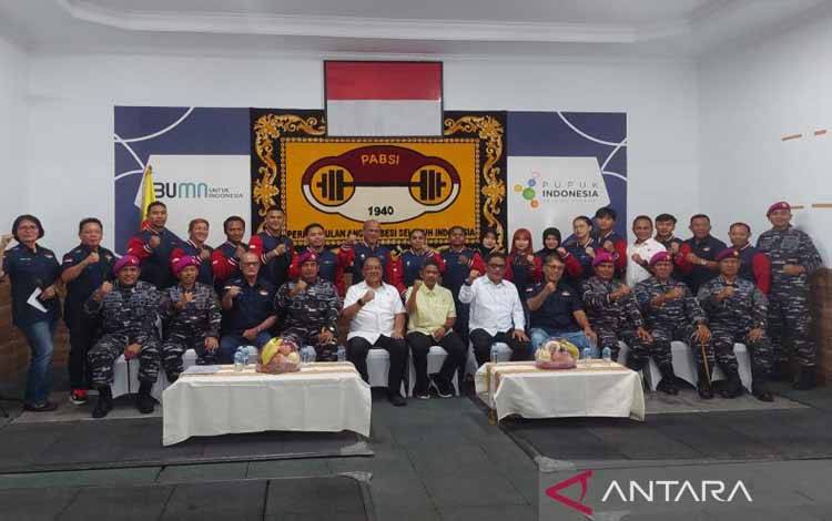 Lifter Indonesia untuk Kejuaraan Asia Angkat Besi 2025 berfoto bersama saat acara pelepasan di Pelatnas Angkat Besi, Mess Kwini, Jakarta, Jumat (25/4/2025). (ANTARA/Muhammad Ramdan)