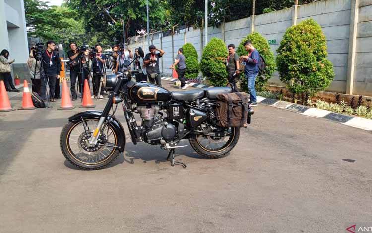 Sejumlah jurnalis mengambil gambar motor Royal Enfield Classic 500 Limited Edition yang disita Komisi Pemberantasan Korupsi (KPK) dari mantan Gubernur Jawa Barat Ridwan Kamil dan disimpan di Rumah Penyimpanan Benda Sitaan Negara KPK Cawang, Jakarta Timur, Jumat (25/4/2025). (ANTARA/Fianda Sjofjan Rassat)