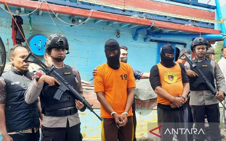 Tersangka yang menggunakan alat tangkap cantrang. (ANTARA/Firman)