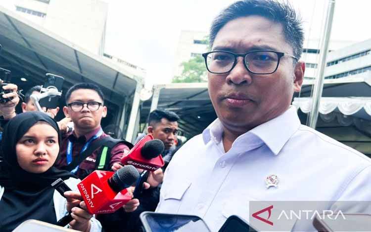 Wakil Menteri Pertanian Sudaryono menjawab pertanyaan awak media di sela Rapat Koordinasi Nasional bersama 37 ribu Penyuluh Pertanian secara luring dan daring di Jakarta, Sabtu (26/4/2025). ANTARA/Harianto