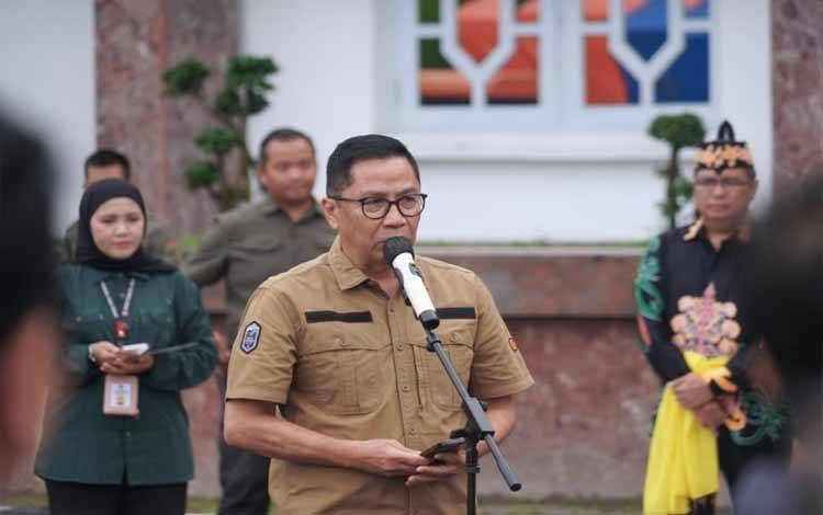 Plt Sekda Leonard S Ampung saat membacakan laporan. (FOTO:IKHSAN)
