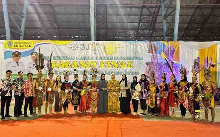 Para finalis Pemilihan Kucung dan Diang Pariwisata Seruyan 2025 foto bersama para dewan juri pada malam unjuk bakat. (Foto: Ist)