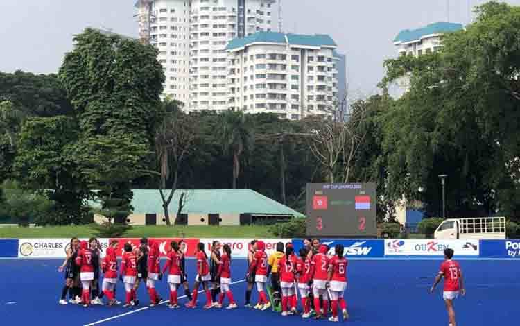 Timnas hoki outdoor putri Indonesia harus puas menduduki peringkat keempat Piala Asia Hoki 2025 (AHF Cup 2025) setelah menelan kekalahan melalui babak shoot out 2-3 dari Hong Kong, usai bermain 2-2 selama empat kuarter yang berlangsung di Lapangan Hoki Gelora Bung Karno, Senayan, Jakarta, Minggu (27/4/2025). (ANTARA/Zaro Ezza Syachniar)