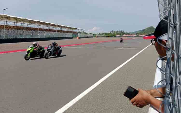 Pembalap saat melakukan trackday di Sirkuit Pertamina Mandalika, Nusa Tenggara Barat, Sabtu (08/03/2025). ANTARA/Akhyar Rosidi