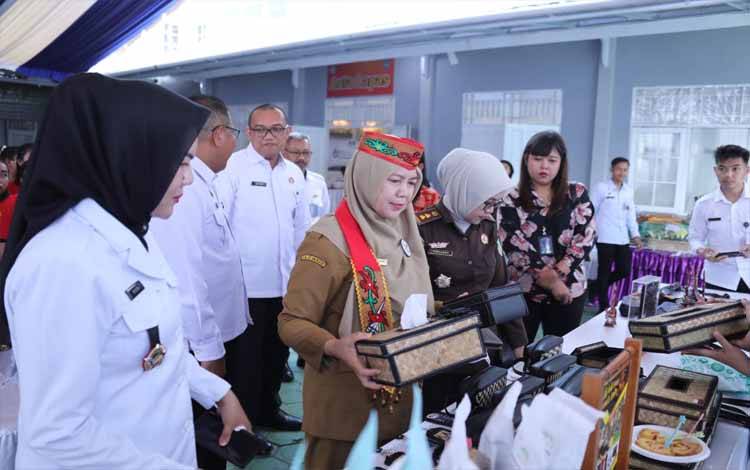 Asisten Ekbang, Sri Widanarni melihat produk kerajinan tangan yang dibuat oleh warga binaan. (FOTO:ASEP)