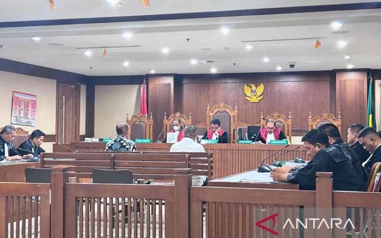 Direktur Pengembangan Bisnis PT Asuransi Jasa Indonesia (Jasindo) periode 2019-2020 Sahata Lumbantobing (kiri) bersama Ketua Koperasi Simpan Pinjam (KSP) Dana Karya Toras Sotarduga (kanan) dalam sidang pembacaan putusan majelis hakim di Pengadilan Tipikor Jakarta, Selasa (29/4/2025). ANTARA/Agatha Olivia Victoria