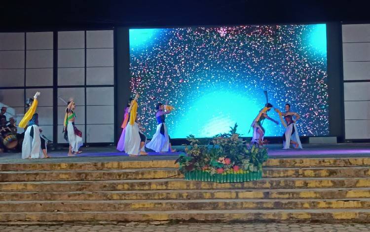 Salah satu peserta menampilkan tariannya di depan penonton di acara pagelaran seni budaya Gunung Mas Menari 2025, Rabu, 30 April 2025. (FOTO: RISKA YULYANA)