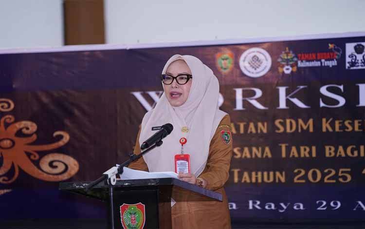 Kepala Dinas Budaya dan Pariwisata Kalteng Adiah Chandra Sari saat menyampaikan sambutan Pada Pembukaan W orkshop Peningkatan SDM Kesenian Bidang Tari dan Busana Tari?2025.(FOTO:FADLI)