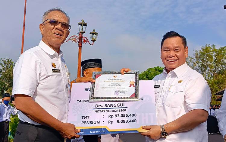 Bupati Kotim Halikinnor saat melepas Pj Sekda Kotim Sanggul Lumba Gaol, Rabu, 30 April 2025. (FOTO ; DEVI)