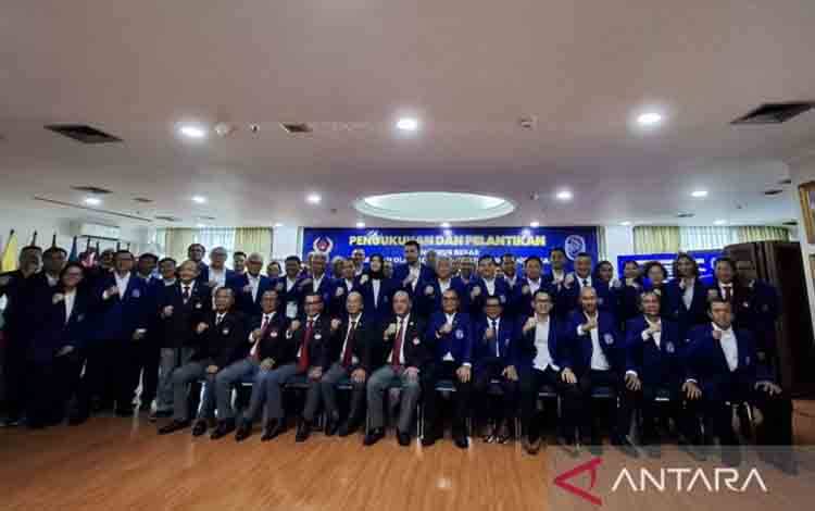 Ketua Umum KONI Marciano Norman berfoto bersama dengan jajaran pengurus baru PB POSSI periode 2025-2029 di kantor Koni Pusat, Jakarta, Rabu (30/4/2025). (ANTARA/Aditya Ramadhan)